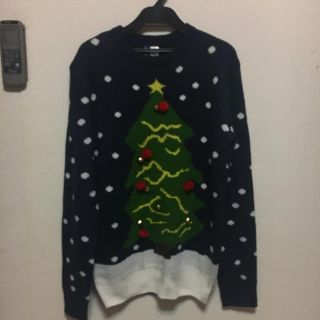 エイチアンドエム(H&M)のクリスマスツリー柄セーター(衣装)