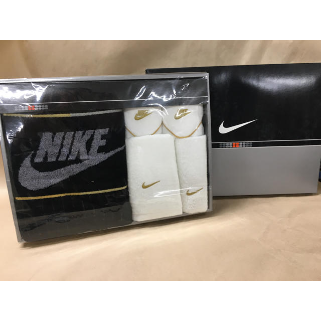 NIKE(ナイキ)の【値下げ】ナイキ タオルセット ブラック 新品未使用 インテリア/住まい/日用品の日用品/生活雑貨/旅行(タオル/バス用品)の商品写真