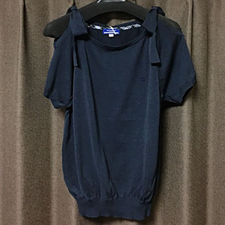 バーバリーブルーレーベル(BURBERRY BLUE LABEL)のバーバリーブルーレーベルBURBERRY人気ブランドロゴ入オフショルダー風リボン(Tシャツ(半袖/袖なし))