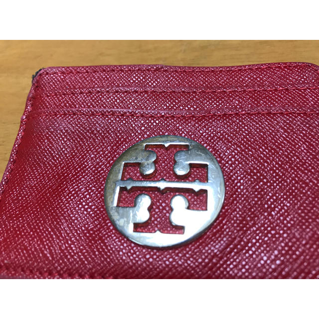 Tory Burch(トリーバーチ)の♥️ トリーバーチ 定期入れ 赤色 ♥️ レディースのファッション小物(名刺入れ/定期入れ)の商品写真