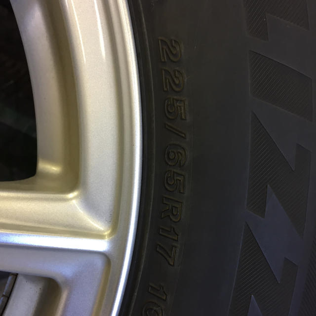 BRIDGESTONE(ブリヂストン)の【おすすめ！ほぼ新品！】スタッドレスホイールセット（BLIZZAK DMV2） 自動車/バイクの自動車(タイヤ・ホイールセット)の商品写真