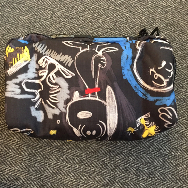 LeSportsac(レスポートサック)のレスポ スヌーピー ポーチ 新品未使用 レディースのバッグ(ボディバッグ/ウエストポーチ)の商品写真