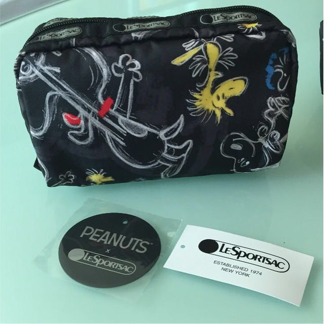 LeSportsac(レスポートサック)のレスポ スヌーピー ポーチ 新品未使用 レディースのバッグ(ボディバッグ/ウエストポーチ)の商品写真