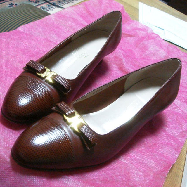 Salvatore Ferragamo(サルヴァトーレフェラガモ)のフェラガモ☆美品☆ブラウンパンプス☆サイズ7Ａ2☆幅細☆23～23.5㎝☆本革☆ レディースの靴/シューズ(ハイヒール/パンプス)の商品写真