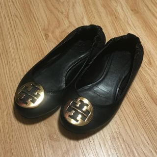 トリーバーチ(Tory Burch)のトリーバーチ フラットシューズ 中古 ブラック ゴールド 24.5cm(ローファー/革靴)