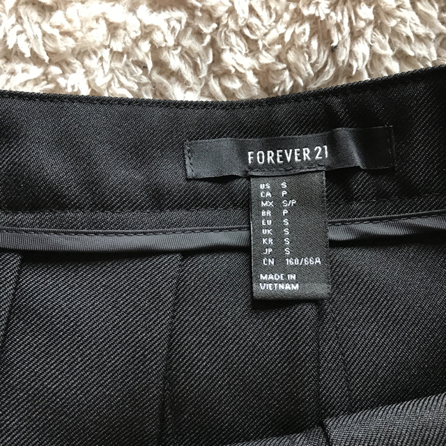 FOREVER 21(フォーエバートゥエンティーワン)のブラックプリーツスカート レディースのスカート(ミニスカート)の商品写真