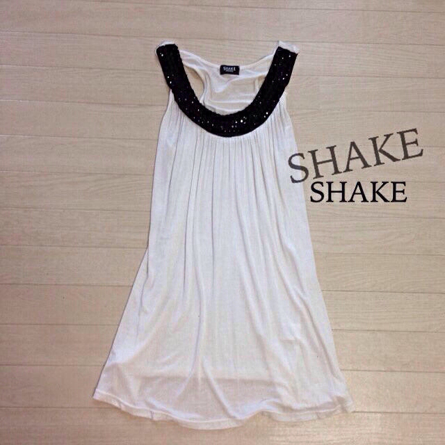 SHAKE SHAKE(シェイクシェイク)のSHAKE SHAKE 胸元ビジューOP レディースのワンピース(ミニワンピース)の商品写真