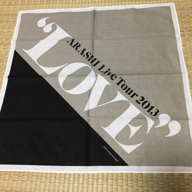 嵐 LOVE バンダナ エンタメ/ホビーのタレントグッズ(アイドルグッズ)の商品写真