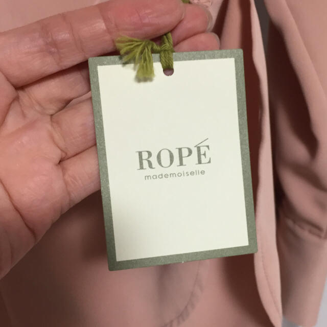 ROPE’(ロペ)の【値下げしました！新品】ロペマドモアゼル バックリボンVネックブラウス レディースのトップス(シャツ/ブラウス(長袖/七分))の商品写真