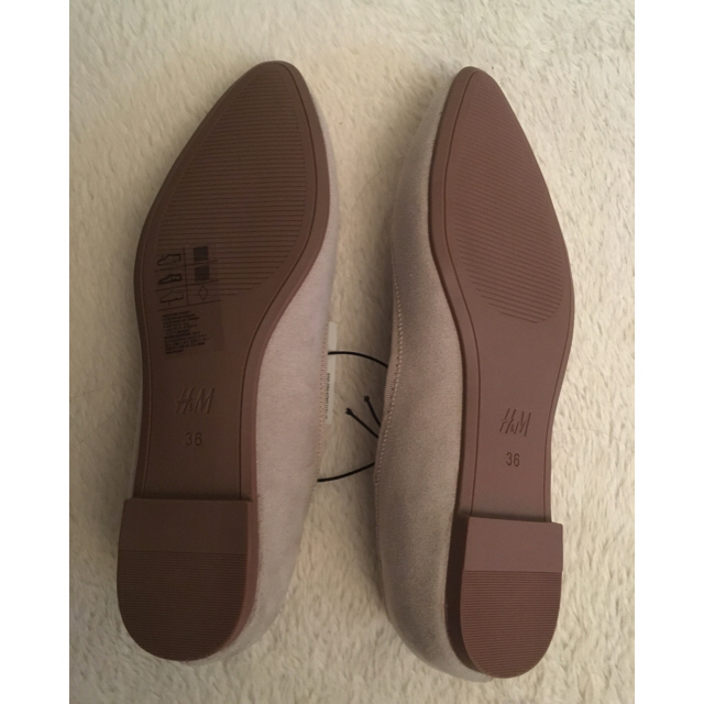 H&M(エイチアンドエム)のＨ&M ベージュフラットパンプス レディースの靴/シューズ(ハイヒール/パンプス)の商品写真
