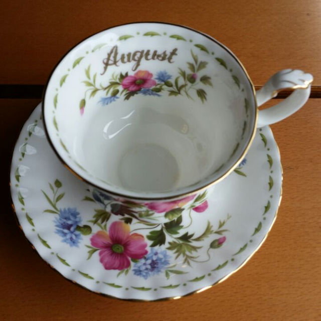 ROYAL ALBERT(ロイヤルアルバート)の☕8月ロイヤルアルバートのカップ&ソーサー インテリア/住まい/日用品のキッチン/食器(グラス/カップ)の商品写真