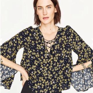 ザラ(ZARA)のZARA◉袖フレア小花柄カットソー(カットソー(長袖/七分))