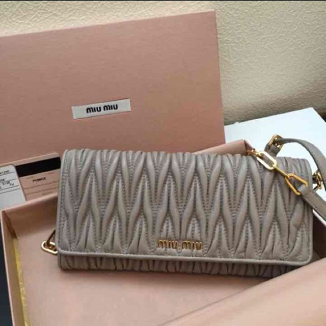 特価商品 miumiu - MIUMIU☆チェーンウォレット 財布 特価商品 miumiu - MIUMIU☆チェーンウォレット 財布