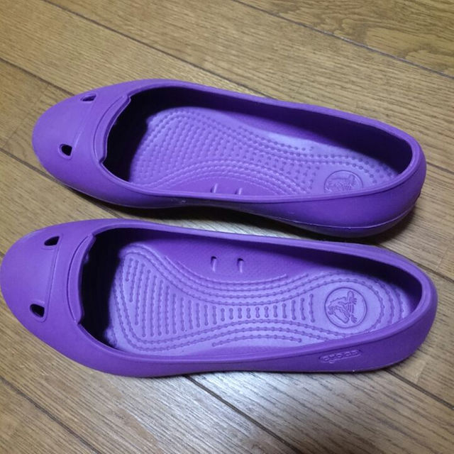 crocs(クロックス)のみみさん専用☆２回着用のみ。crocsの靴。 レディースの靴/シューズ(サンダル)の商品写真