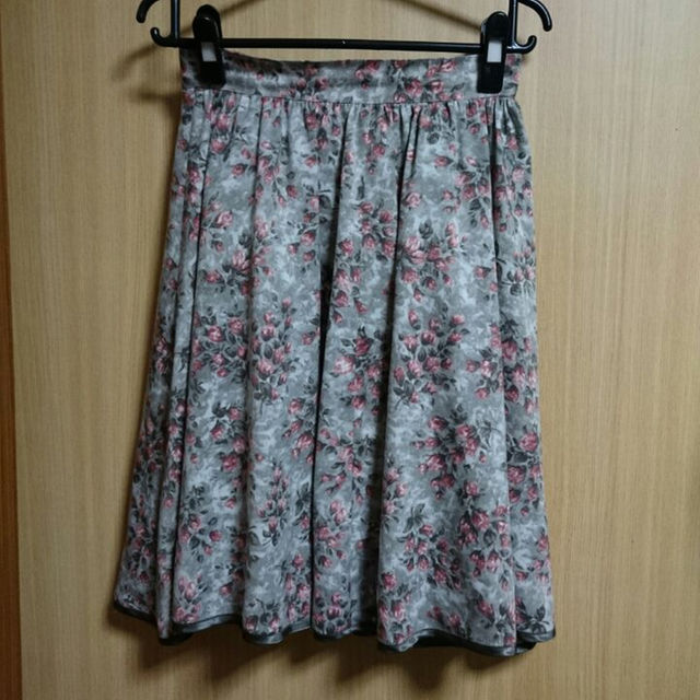 L'EST ROSE(レストローズ)のレストローズの花柄のスカート レディースのスカート(ひざ丈スカート)の商品写真