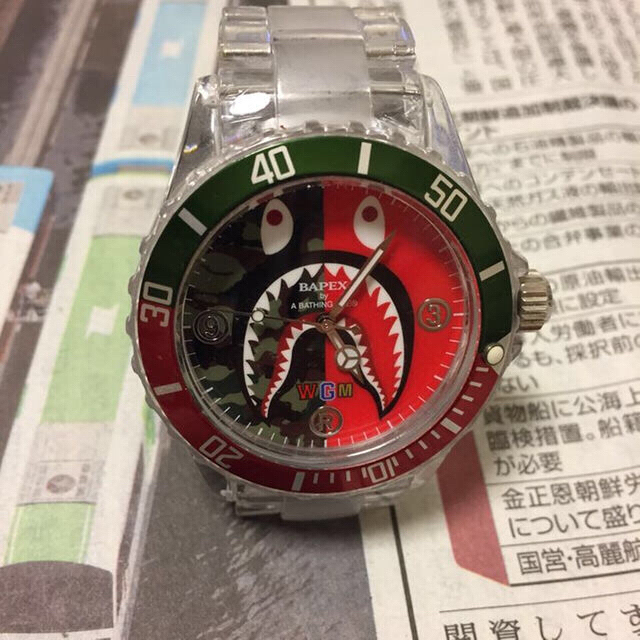 A BATHING APE(アベイシングエイプ)のBAPEX ベイプックス　TYPE1 CLEAR BAPEX レッド赤　シャーク メンズの時計(その他)の商品写真