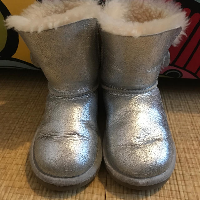 UGG(アグ)の正規 UGG ベイリーボタン キッズ/ベビー/マタニティのキッズ靴/シューズ(15cm~)(ブーツ)の商品写真