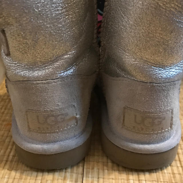 UGG(アグ)の正規 UGG ベイリーボタン キッズ/ベビー/マタニティのキッズ靴/シューズ(15cm~)(ブーツ)の商品写真