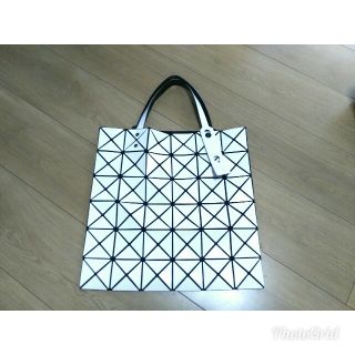 イッセイミヤケ(ISSEY MIYAKE)のBAOBAO isseymiyake 白 トートバッグ(トートバッグ)