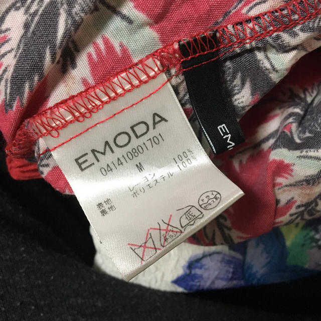 EMODA(エモダ)のEMODA ボタニカル柄 レッド ショート丈 ギャザー トップス フレア レディースのトップス(Tシャツ(半袖/袖なし))の商品写真