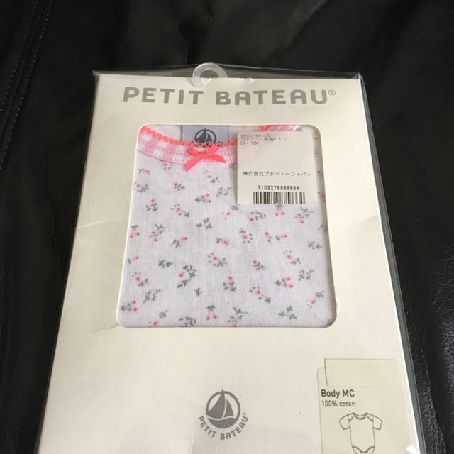 PETIT BATEAU(プチバトー)のプチバトー フラワープリント 半袖ボディ 70〜80 キッズ/ベビー/マタニティのベビー服(~85cm)(パジャマ)の商品写真