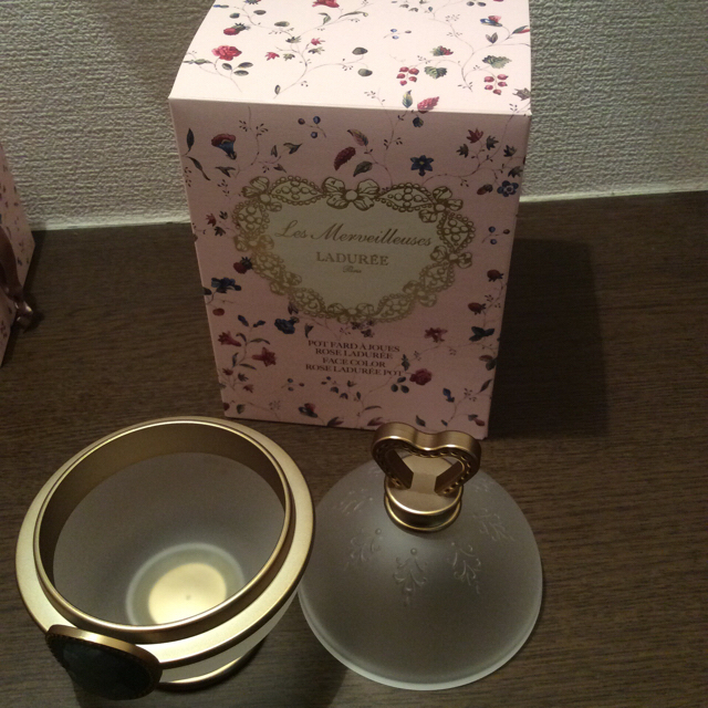 Les Merveilleuses LADUREE(レメルヴェイユーズラデュレ)のレ・メルヴェイユーズ ラデュレ フェイスカラー ポット 箱付き コスメ/美容のベースメイク/化粧品(その他)の商品写真