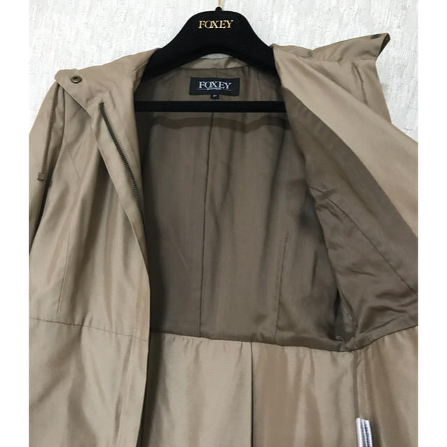 FOXEY(フォクシー)のSISI’S様専用FOXEY美品素敵シルクコートM レディースのジャケット/アウター(トレンチコート)の商品写真