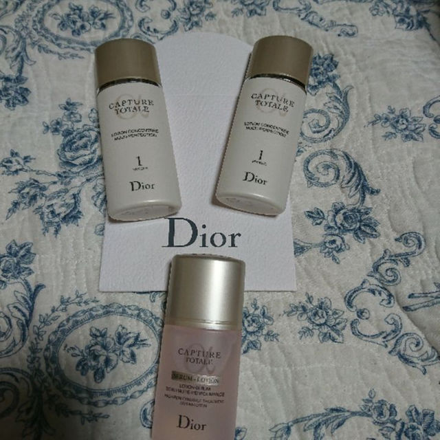 Christian Dior(クリスチャンディオール)の「ディオール」カプチュールトータル化粧水と美容液です。 コスメ/美容のスキンケア/基礎化粧品(その他)の商品写真