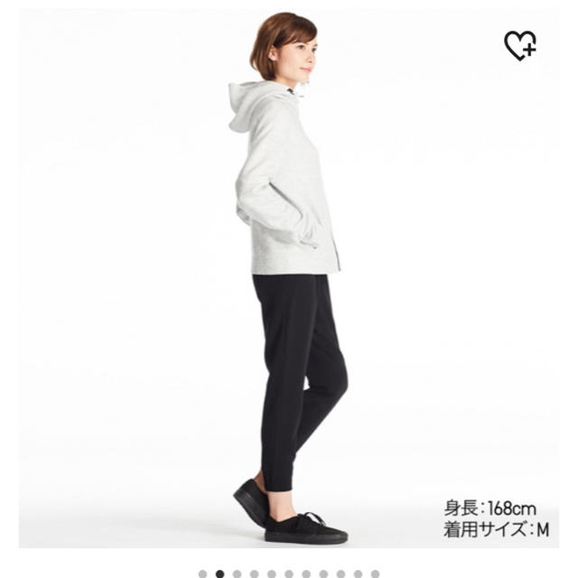 UNIQLO(ユニクロ)のUNIQLO テーパードアンクルパンツ 黒 レディースのパンツ(クロップドパンツ)の商品写真