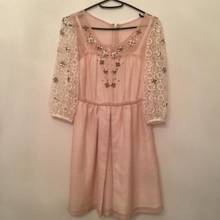 チェスティ(Chesty)のChesty 新品タグ付きピンクビジューワンピース(ひざ丈ワンピース)