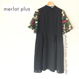 メルロー(merlot)のmerlot plus 花刺繍レース袖ワンピース ＊ブラック(ひざ丈ワンピース)