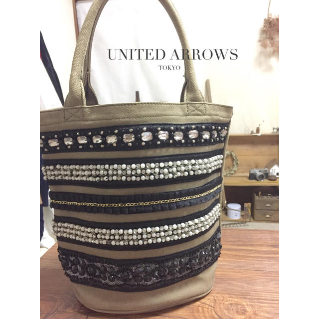 UNITED ARROWS(ユナイテッドアローズ)のUNITED ARROWS ビジュー バケツ型 トート カーキ レディースのバッグ(トートバッグ)の商品写真