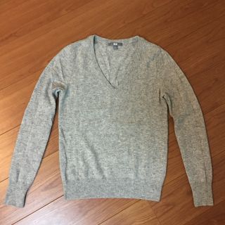 ユニクロ(UNIQLO)のユニクロ UNIQLO カシミア100%セーター Vネック ライトグレー S(ニット/セーター)