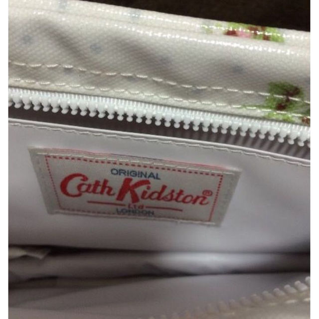 Cath Kidston(キャスキッドソン)のキャスキットソン   白花柄ポーチ  新品 レディースのバッグ(ボディバッグ/ウエストポーチ)の商品写真