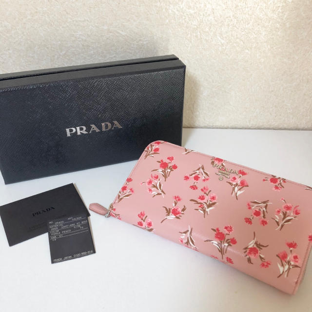 PRADA(プラダ)の値下げ❤︎pradaラウンドジップ 財布 フラワー柄 ブーケ柄 花柄 日本限定 レディースのファッション小物(財布)の商品写真