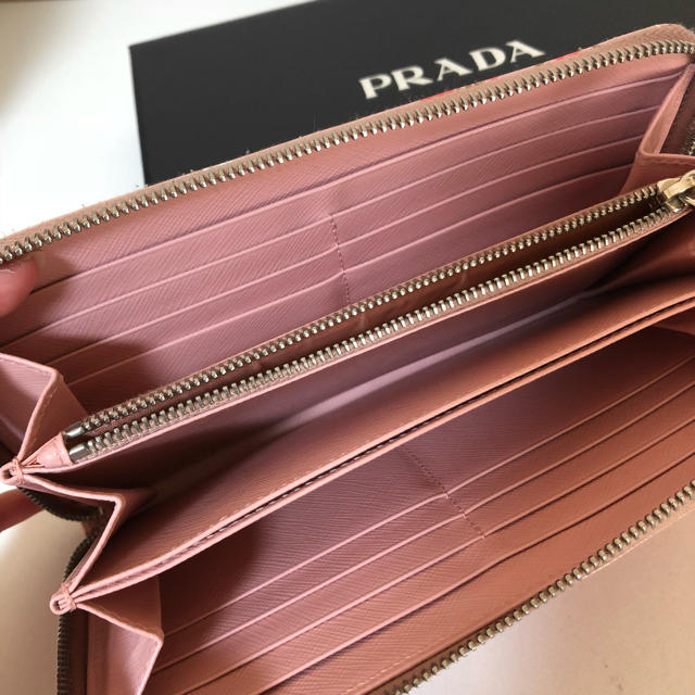 PRADA(プラダ)の値下げ❤︎pradaラウンドジップ 財布 フラワー柄 ブーケ柄 花柄 日本限定 レディースのファッション小物(財布)の商品写真