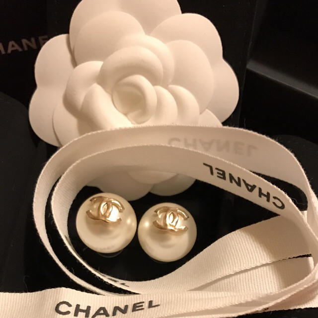 CHANEL(シャネル)の新品♡ビッグパールピアス♡2017 レディースのアクセサリー(ピアス)の商品写真