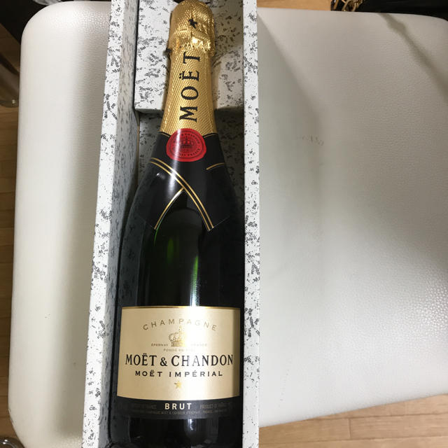 MOËT & CHANDON(モエエシャンドン)の最終お値下げ モエ・シャンドン ブリュット 750ml 食品/飲料/酒の酒(シャンパン/スパークリングワイン)の商品写真