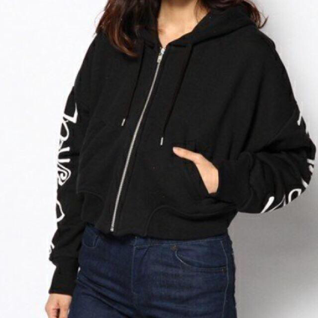 stussywomenショート丈パーカー