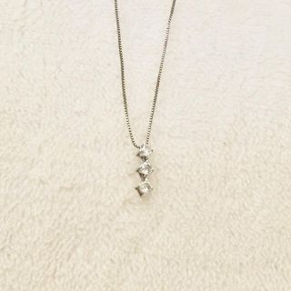 ジュエリーツツミ(JEWELRY TSUTSUMI)のK14 ITALY 3粒ダイヤのネックレス(ネックレス)