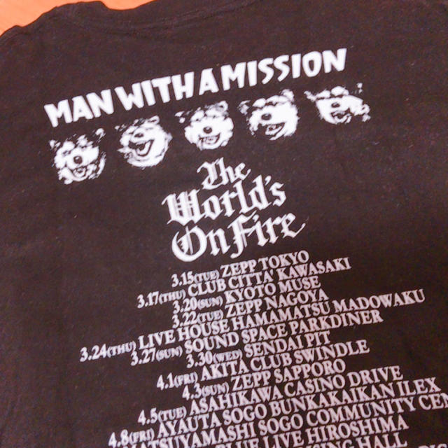 MAN WITH A MISSION(マンウィズアミッション)の【マンウィズ】The World's On FireツアーTシャツ エンタメ/ホビーのタレントグッズ(ミュージシャン)の商品写真