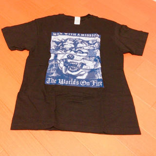 マンウィズアミッション(MAN WITH A MISSION)の【マンウィズ】The World's On FireツアーTシャツ(ミュージシャン)