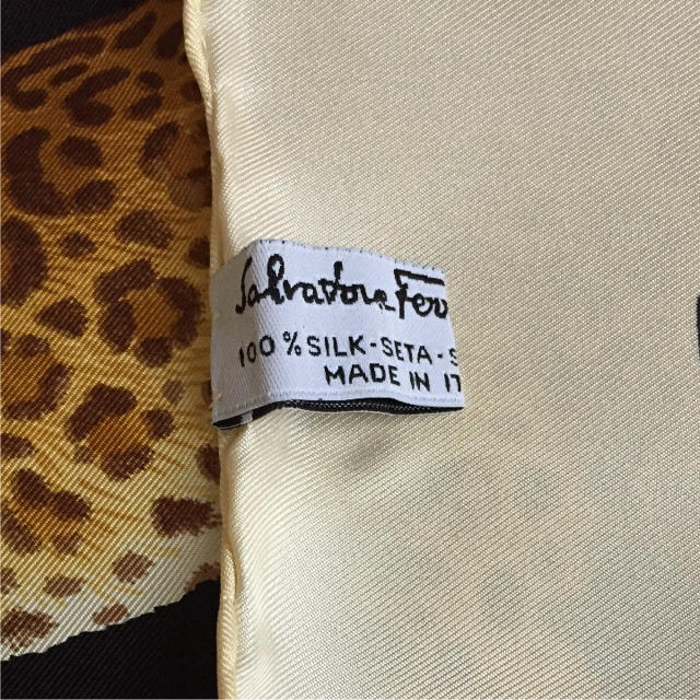 Salvatore Ferragamo(サルヴァトーレフェラガモ)の大判スカーフ レディースのファッション小物(バンダナ/スカーフ)の商品写真