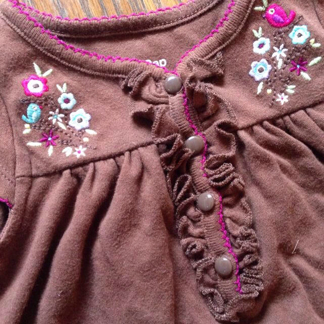 babyGAP(ベビーギャップ)のGAP ショートオール 60 刺繍 花 キッズ/ベビー/マタニティのベビー服(~85cm)(ロンパース)の商品写真