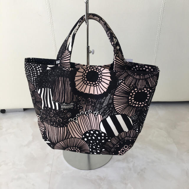 marimekko(マリメッコ)の未使用品▪️マリメッコ▪️ シールトラプータルハ・トートバッグアジア限定 レディースのバッグ(トートバッグ)の商品写真