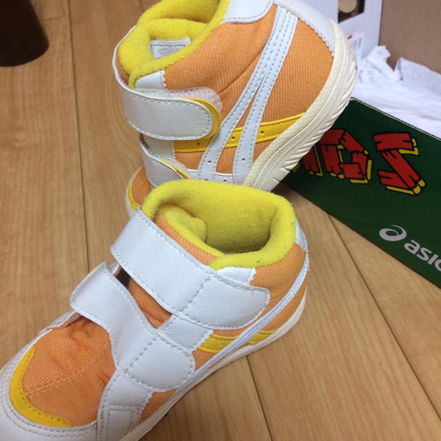 asics(アシックス)のKIDS 靴 15センチ キッズ/ベビー/マタニティのキッズ靴/シューズ(15cm~)(スニーカー)の商品写真