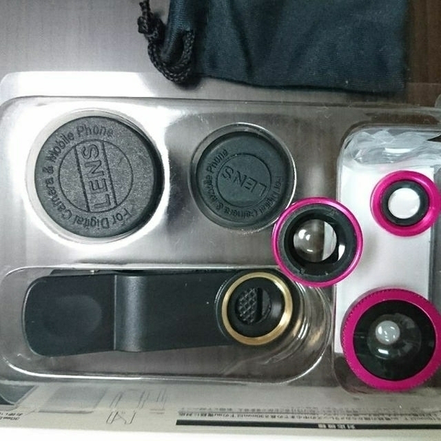 au(エーユー)のスマートフォンクリップレンズピンク色au+1コレクション スマホ/家電/カメラのスマホアクセサリー(その他)の商品写真