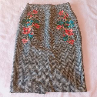 リリーブラウン(Lily Brown)の大人気！lily brown 刺繍入りスカート(ひざ丈スカート)