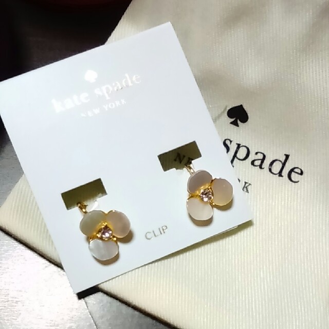 kate spade new york(ケイトスペードニューヨーク)のイヤリング♥ホワイト レディースのアクセサリー(イヤリング)の商品写真