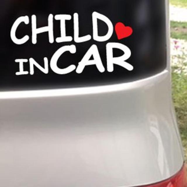 CHILD IN CAR ハート付/ステッカー(白)cmcチャイルドインカー 自動車/バイクの自動車(車外アクセサリ)の商品写真